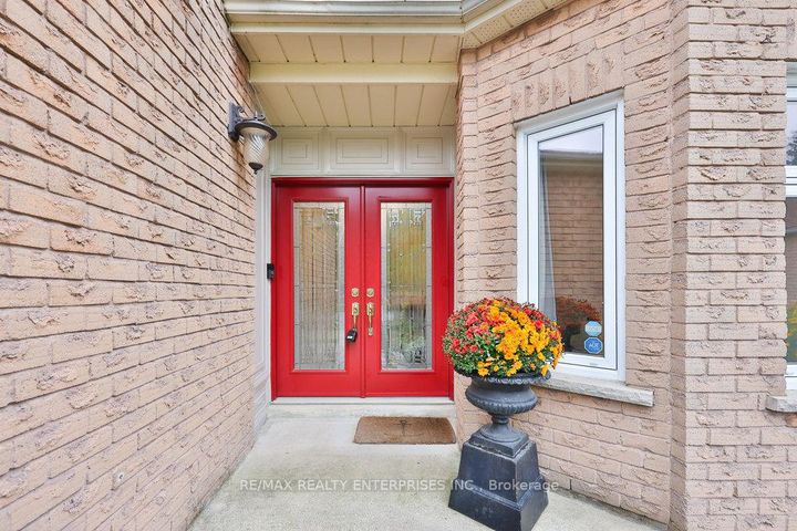 Photo 1 at 431 Naomi Crescent, Fairview, Mississauga
