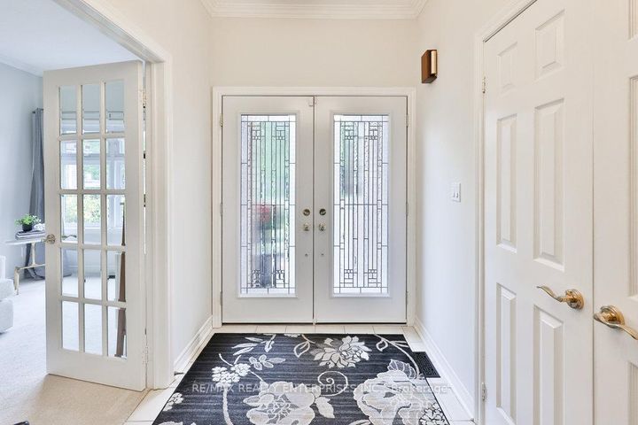 Photo 2 at 431 Naomi Crescent, Fairview, Mississauga