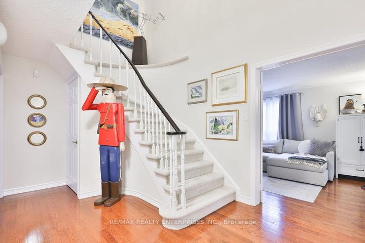 Photo 3 at 431 Naomi Crescent, Fairview, Mississauga