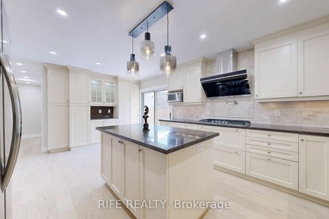 Photo 3 at 8 Elliotwood Court, Windfields, Toronto