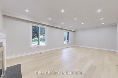 Photo 5 at 8 Elliotwood Court, Windfields, Toronto
