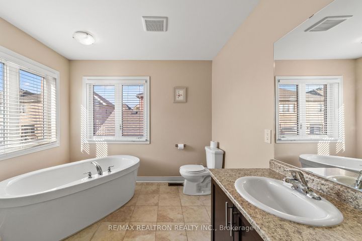 Photo 21 at 175 Barrow Avenue, Bradford, Bradford West Gwillimbury