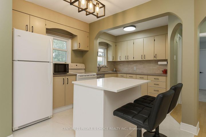 Photo 6 at 97 Arlington Avenue N, O'Neill, Oshawa