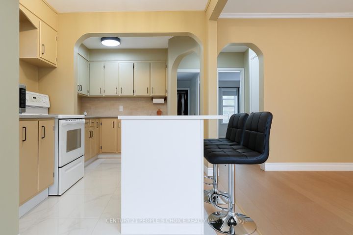 Photo 7 at 97 Arlington Avenue N, O'Neill, Oshawa
