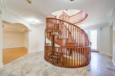 Photo 2 at 180 Kimber Crescent, East Woodbridge, Vaughan