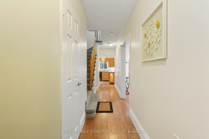 Photo 4 at 2993 Gulfstream Way, Meadowvale, Mississauga