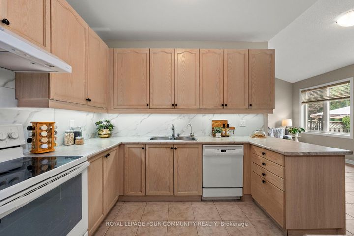 Photo 6 at 29 Cliveden Place, Berczy, Markham