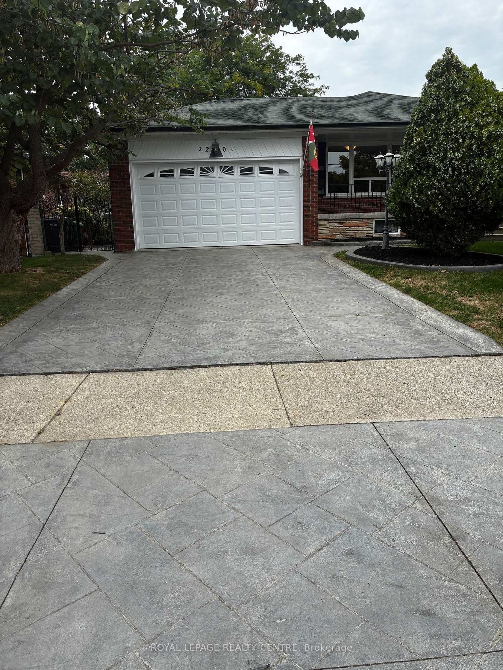 2201 Cliff Road, Cooksville, Mississauga by Loree Meneguzzi Real Estate 2201 Cliff Road, Cooksville, Mississauga