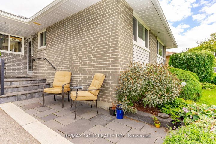 Photo 3 at 36 Alderbury Crescent, Avondale, Brampton
