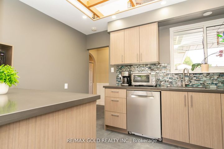 Photo 17 at 36 Alderbury Crescent, Avondale, Brampton