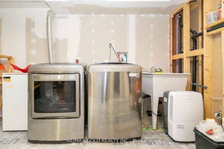 Photo 31 at 36 Alderbury Crescent, Avondale, Brampton