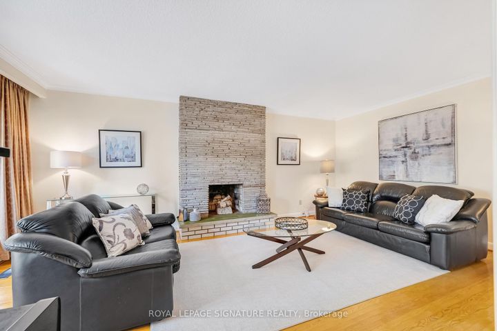 Photo 2 at 12 Feldbar Court, Willowdale East, Toronto