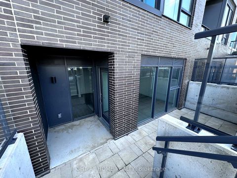 Photo 1 at 015 - 185 Deerfield Road, Central Newmarket, Newmarket