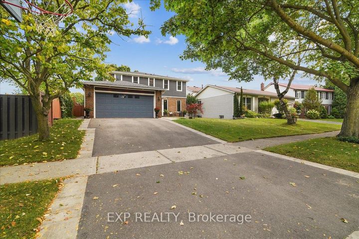 Photo 2 at 1923 Steepbank Crescent, Applewood, Mississauga
