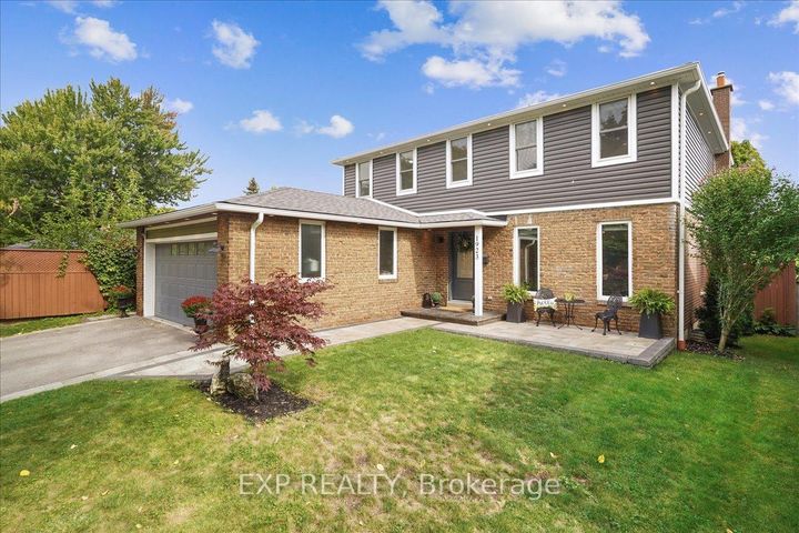 Photo 4 at 1923 Steepbank Crescent, Applewood, Mississauga