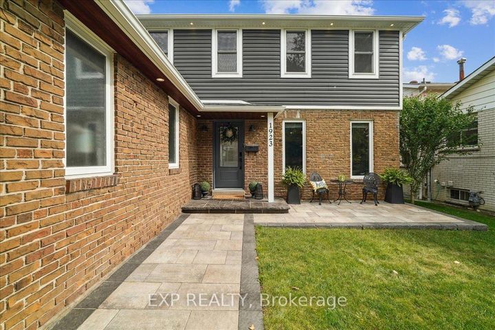 Photo 5 at 1923 Steepbank Crescent, Applewood, Mississauga
