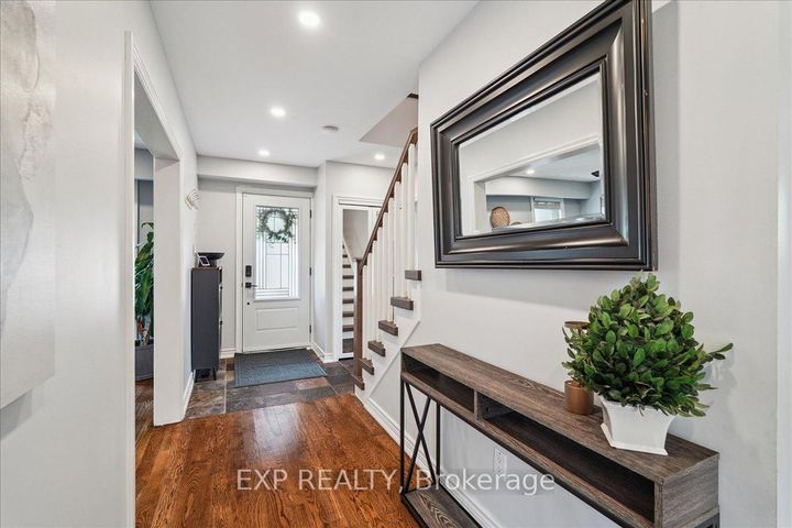 Photo 6 at 1923 Steepbank Crescent, Applewood, Mississauga