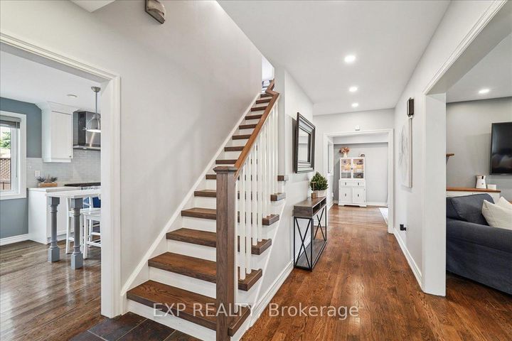 Photo 7 at 1923 Steepbank Crescent, Applewood, Mississauga