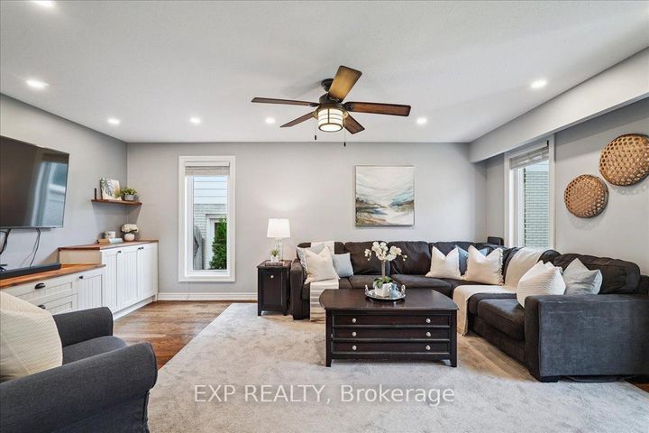 Photo 8 at 1923 Steepbank Crescent, Applewood, Mississauga
