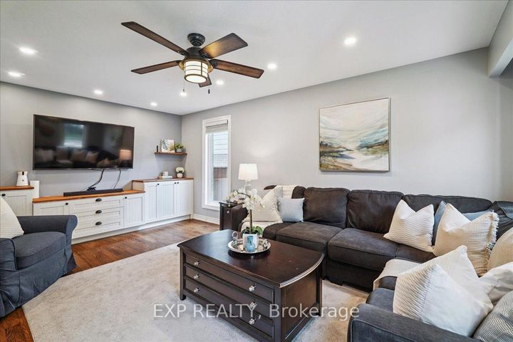Photo 9 at 1923 Steepbank Crescent, Applewood, Mississauga
