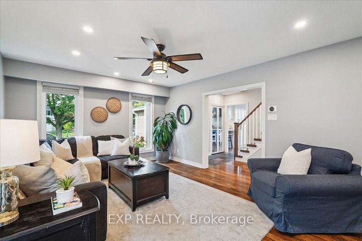Photo 10 at 1923 Steepbank Crescent, Applewood, Mississauga