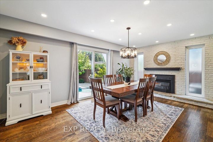 Photo 11 at 1923 Steepbank Crescent, Applewood, Mississauga