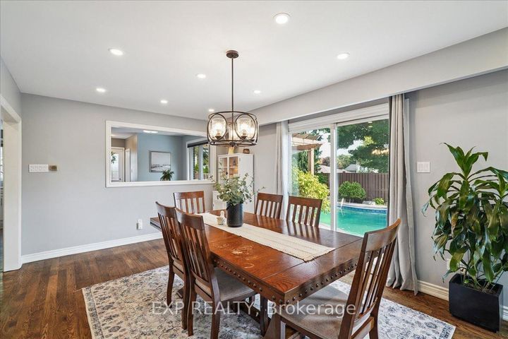 Photo 12 at 1923 Steepbank Crescent, Applewood, Mississauga