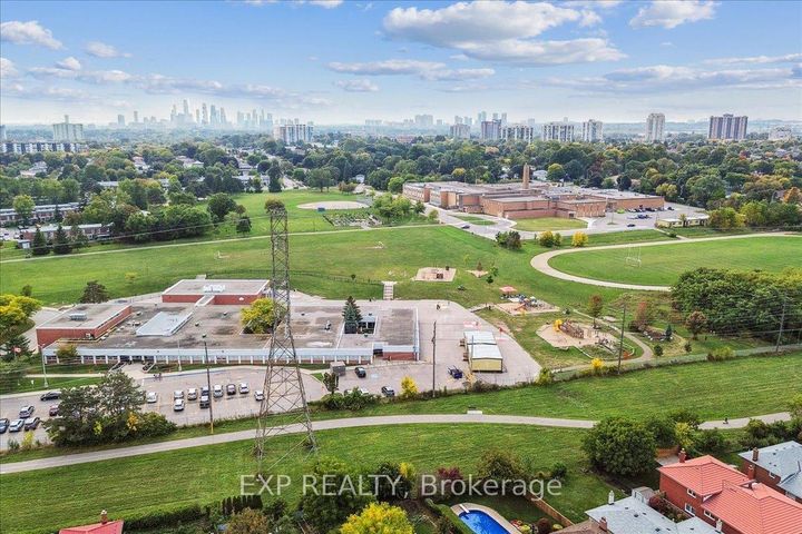 Photo 49 at 1923 Steepbank Crescent, Applewood, Mississauga