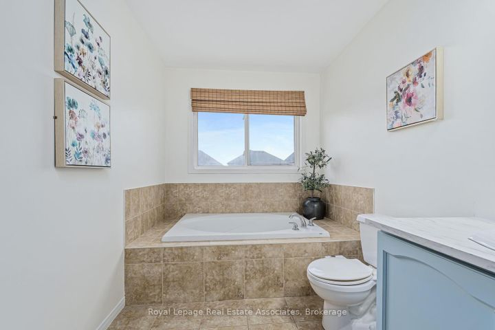 Photo 23 at 17 Snowberry Crescent, Georgetown, Halton Hills