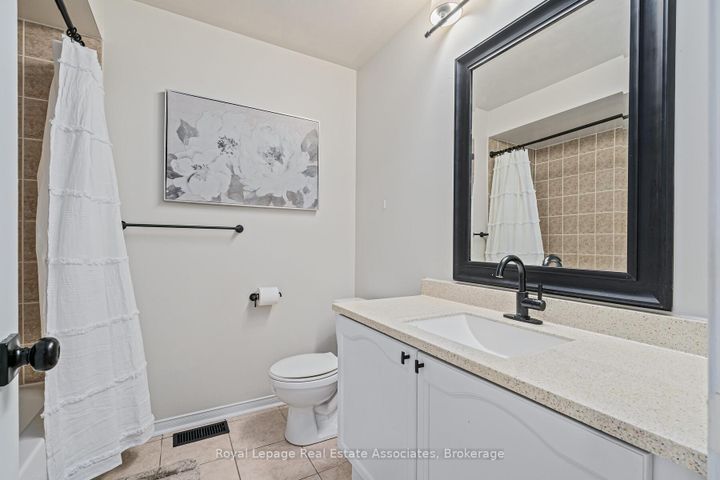 Photo 26 at 17 Snowberry Crescent, Georgetown, Halton Hills