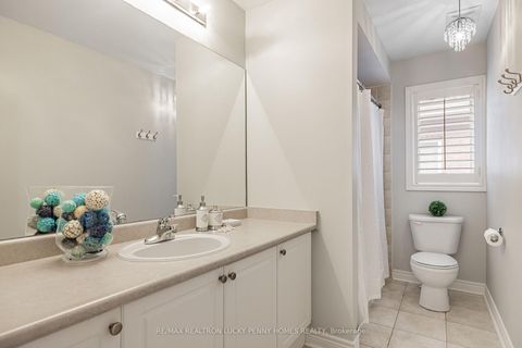 Photo 19 at 16 Haverhill Terrace, Bayview Wellington, Aurora