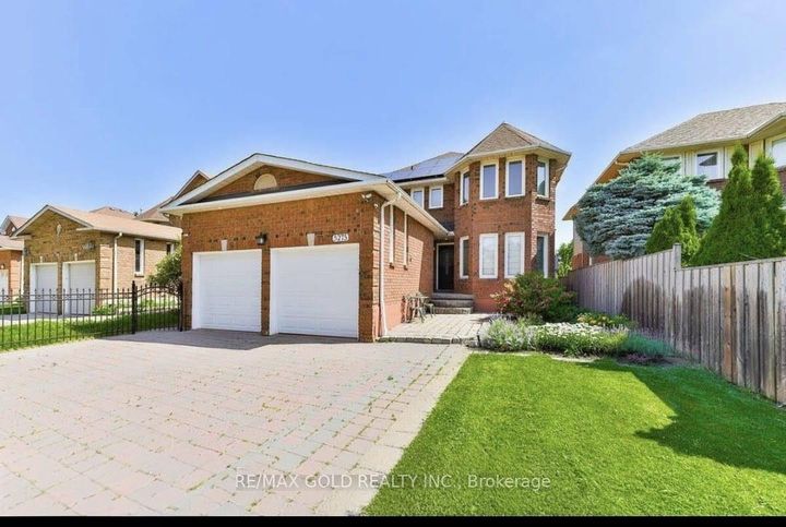 Photo 1 at 5275 Thornwood Drive, Hurontario, Mississauga