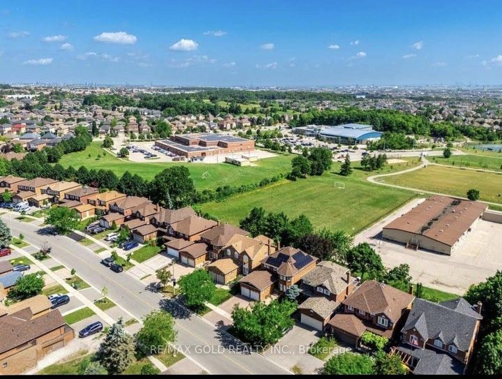 Photo 2 at 5275 Thornwood Drive, Hurontario, Mississauga