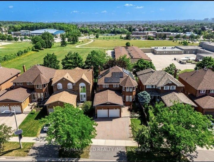 Photo 3 at 5275 Thornwood Drive, Hurontario, Mississauga
