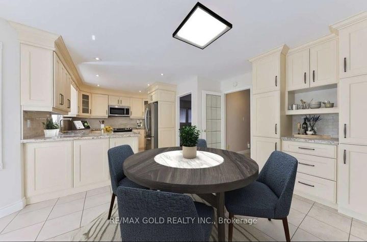 Photo 5 at 5275 Thornwood Drive, Hurontario, Mississauga