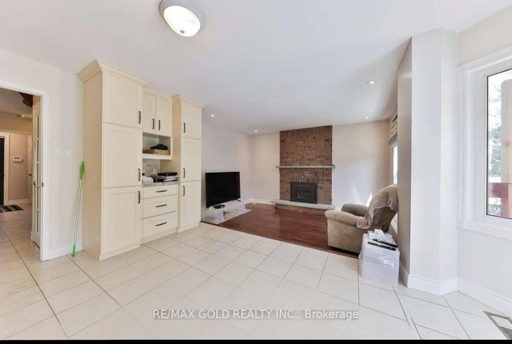 Photo 6 at 5275 Thornwood Drive, Hurontario, Mississauga