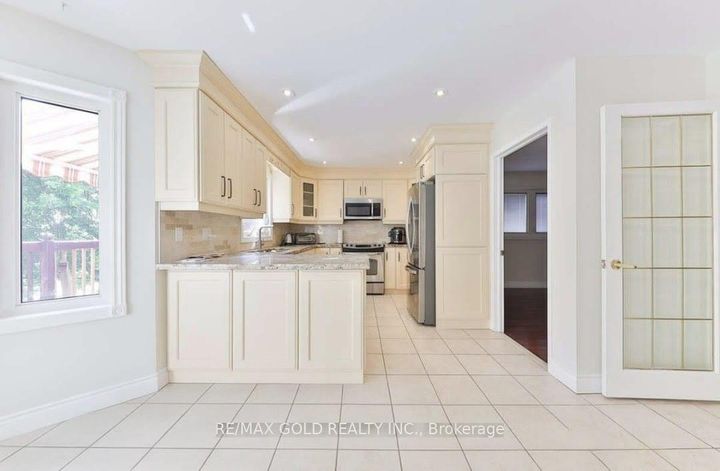 Photo 8 at 5275 Thornwood Drive, Hurontario, Mississauga