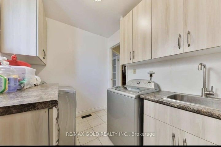 Photo 9 at 5275 Thornwood Drive, Hurontario, Mississauga