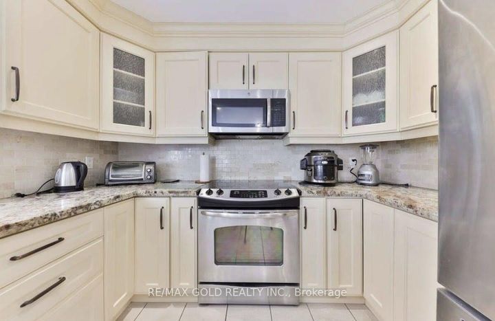 Photo 10 at 5275 Thornwood Drive, Hurontario, Mississauga