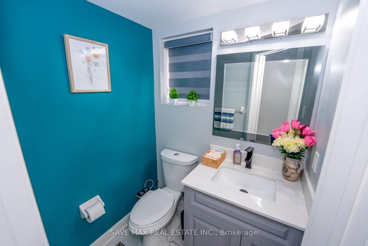 Photo 14 at 100 Crown Victoria Drive, Fletcher's Meadow, Brampton