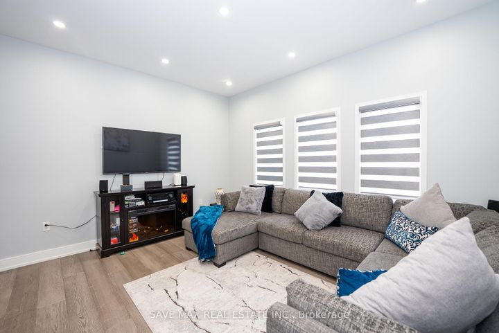 Photo 18 at 100 Crown Victoria Drive, Fletcher's Meadow, Brampton