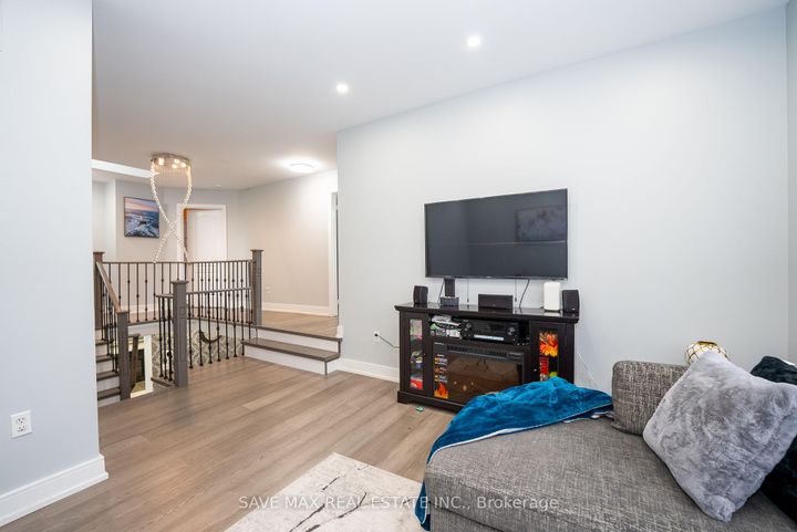 Photo 19 at 100 Crown Victoria Drive, Fletcher's Meadow, Brampton