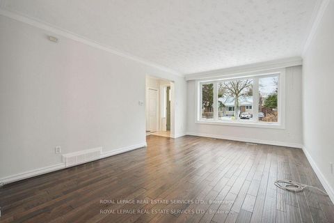 Photo 2 at 256 Zelda Crescent, Crosby, Richmond Hill