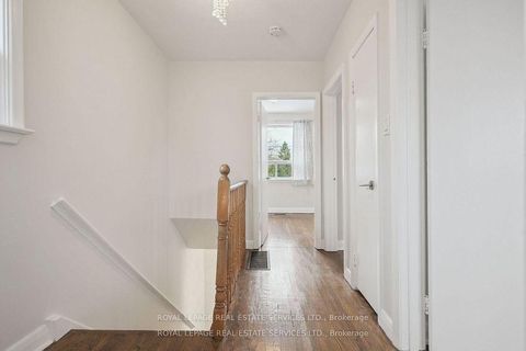 Photo 10 at 256 Zelda Crescent, Crosby, Richmond Hill