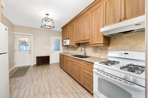 Photo 4 at 200 Roxton Road, Bellwoods, Toronto