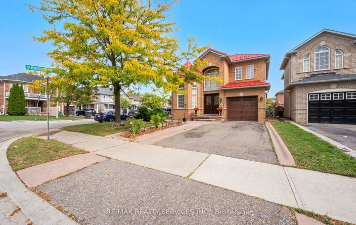 Photo 4 at 87 Queen Mary Drive, Fletcher's Meadow, Brampton