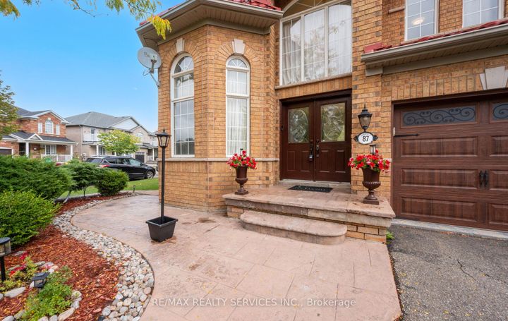 Photo 5 at 87 Queen Mary Drive, Fletcher's Meadow, Brampton