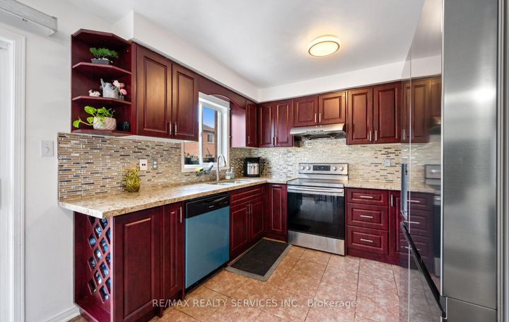 Photo 16 at 87 Queen Mary Drive, Fletcher's Meadow, Brampton