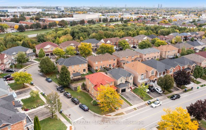 Photo 35 at 87 Queen Mary Drive, Fletcher's Meadow, Brampton