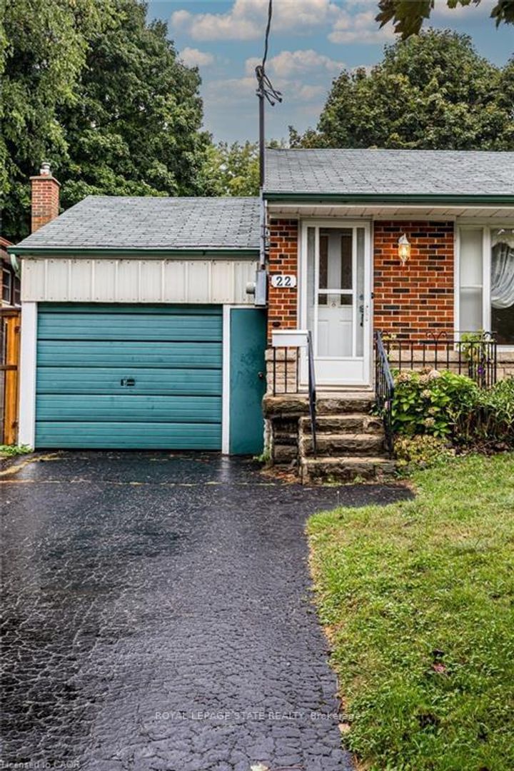 Photo 3 at 22 Dunning Court, Dundas, Hamilton
